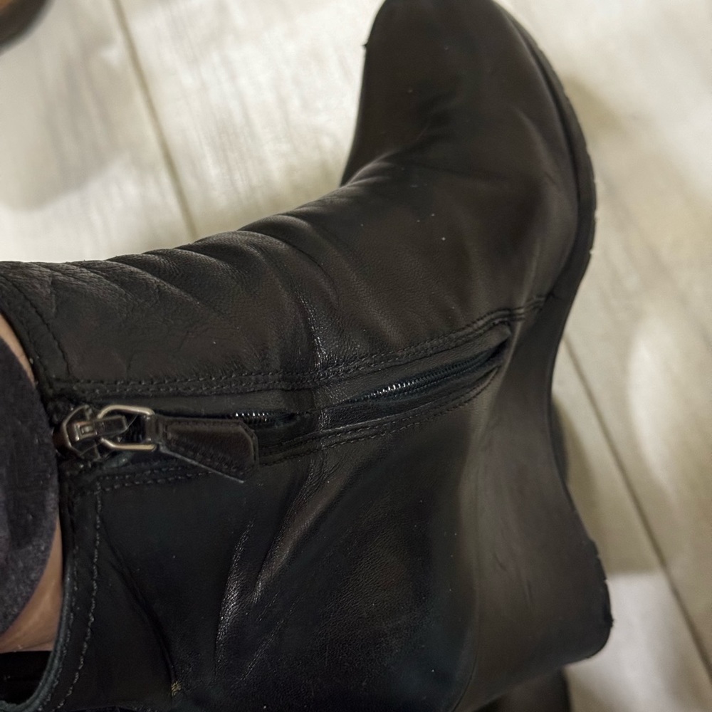 PRADA LEATHER ANKLE BOOTS-GREAT CONDITION - Picture 3 of 4
